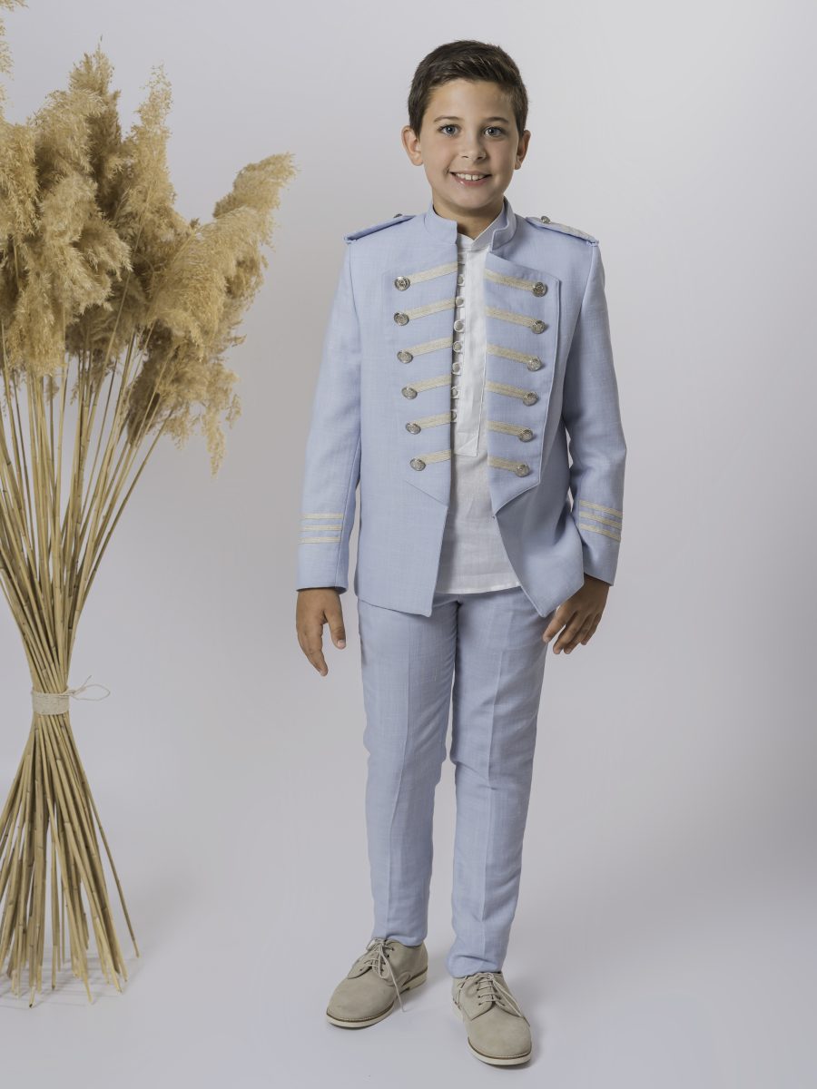 Chaqueta de comunión azul celeste con bandas doradas, doble botonadura y hombreras, combinada con camisa blanca y pantalón azul celeste.