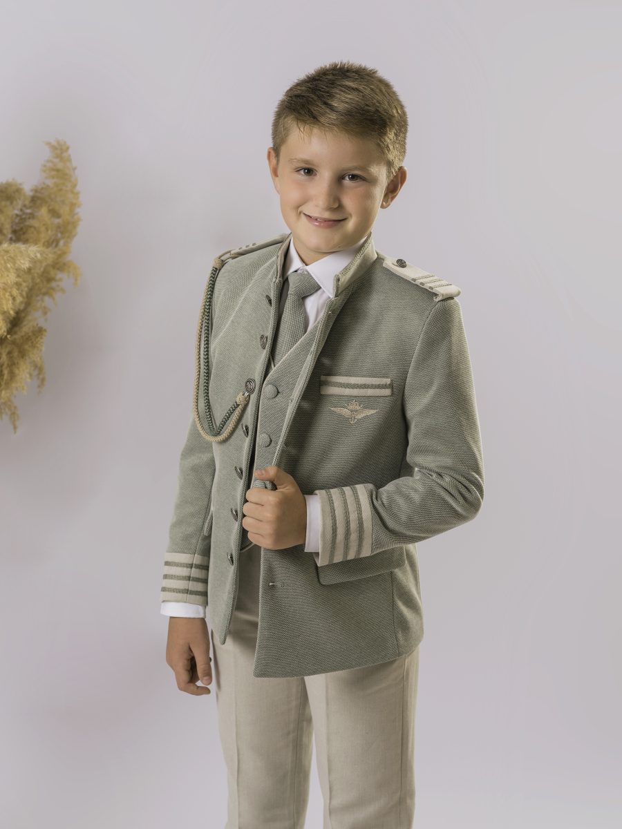 Chaqueta de comunión verde caqui con cordón bicolor verde y dorado, adornos dorados e insignia de águila, acompañada por un pantalón beige.
