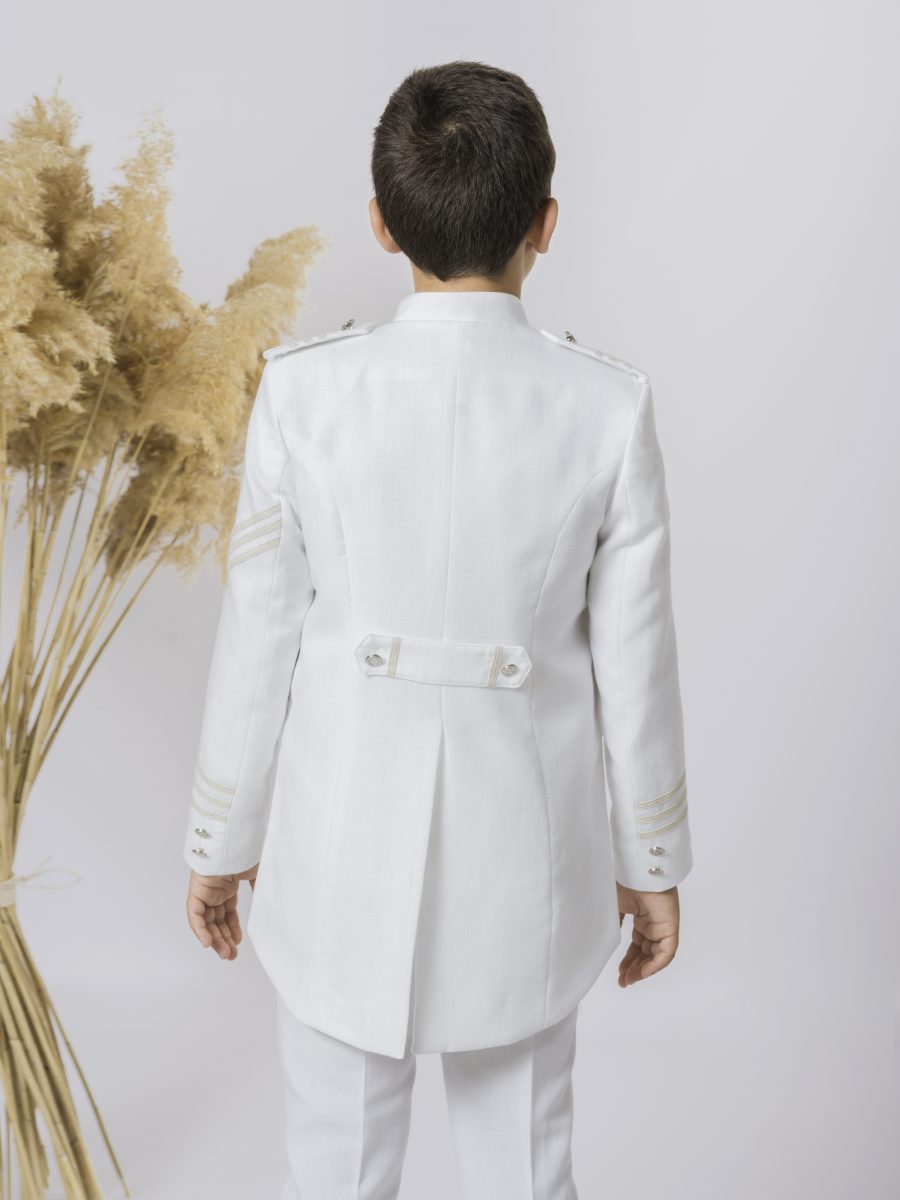 Espalda de una chaqueta blanca de comunión con faldones, trabilla en la cintura y galones dorados en los puños, combinada con pantalón blanco.