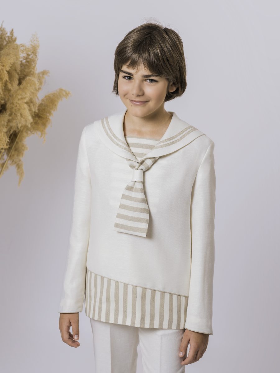 Blusa marinera de comunión en blanco crema con cuello y remates de rayas beige champán, acompañada por una corbata rayada anudada en lazo.