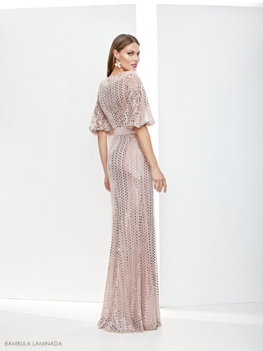 Espalda del vestido largo de lentejuelas de Esthefan, con escote posterior cerrado y cinturón rosa empolvado que define la cintura.