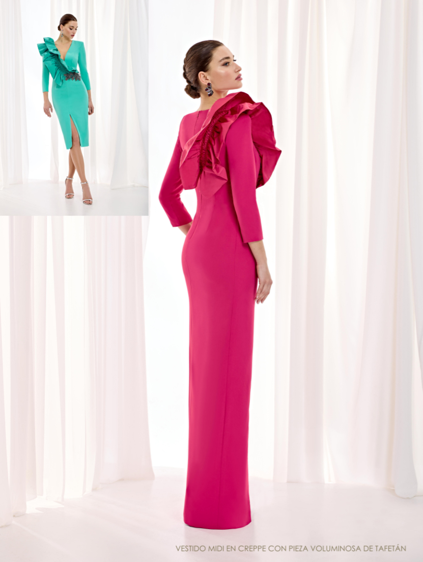 Espalda cerrada del vestido fucsia de Esthefan con volante escultórico, junto a una pequeña fotografía de la variante verde turquesa de largo midi.