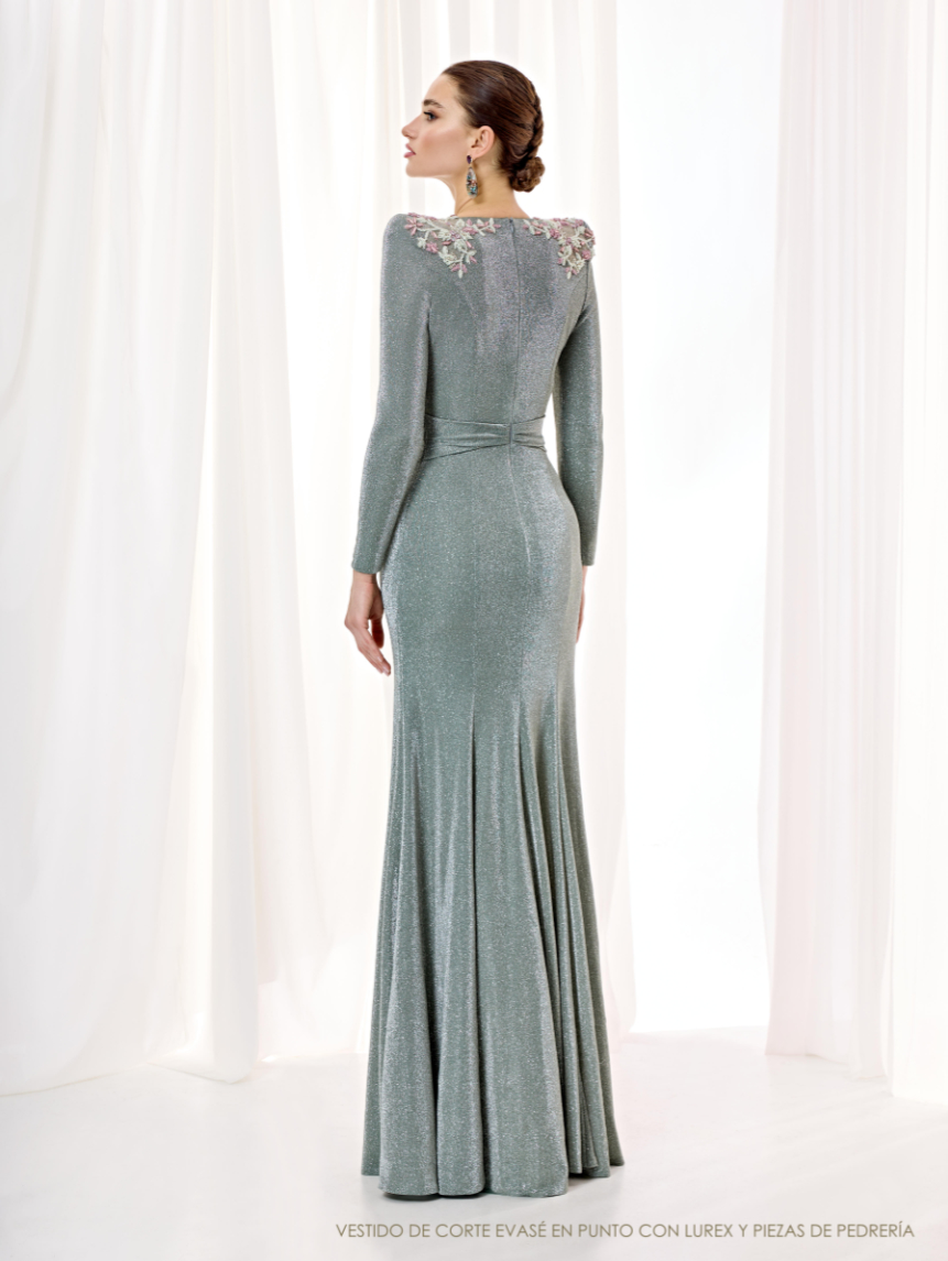 Espalda del vestido metalizado de Esthefan, con aplicaciones florales visibles en ambos hombros y falda evasé que se amplía desde la cintura.