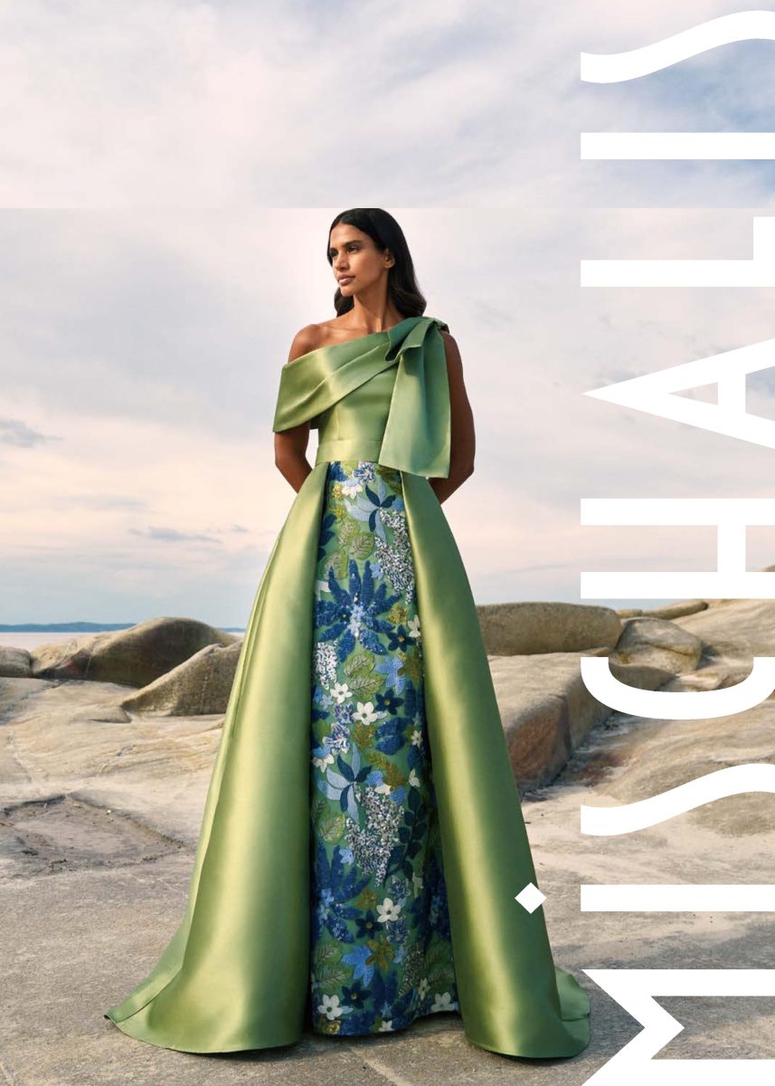 Diseño de fiesta de Mischalis con lazada en un hombro, sobrefalda verde amplia y falda interior de estampado floral azul y verde.