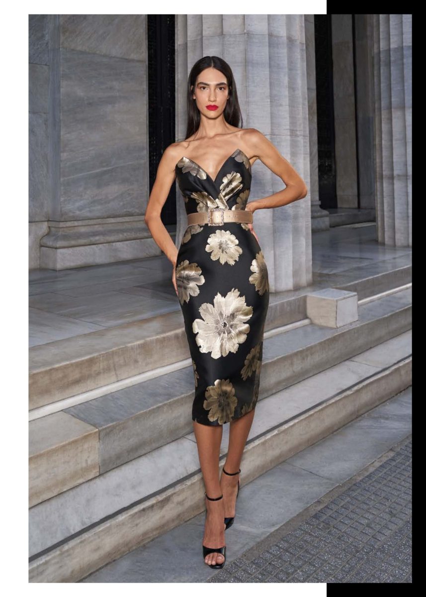 Vestido midi negro de Mischalis con estampado floral dorado, escote en V profundo y cinturón tostado con una hebilla decorativa.