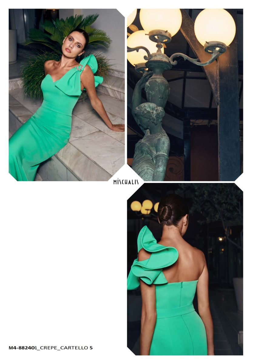 Detalles del vestido verde esmeralda de Mischalis con lazo de adorno joya en el hombro y espalda abierta con lazada posterior.