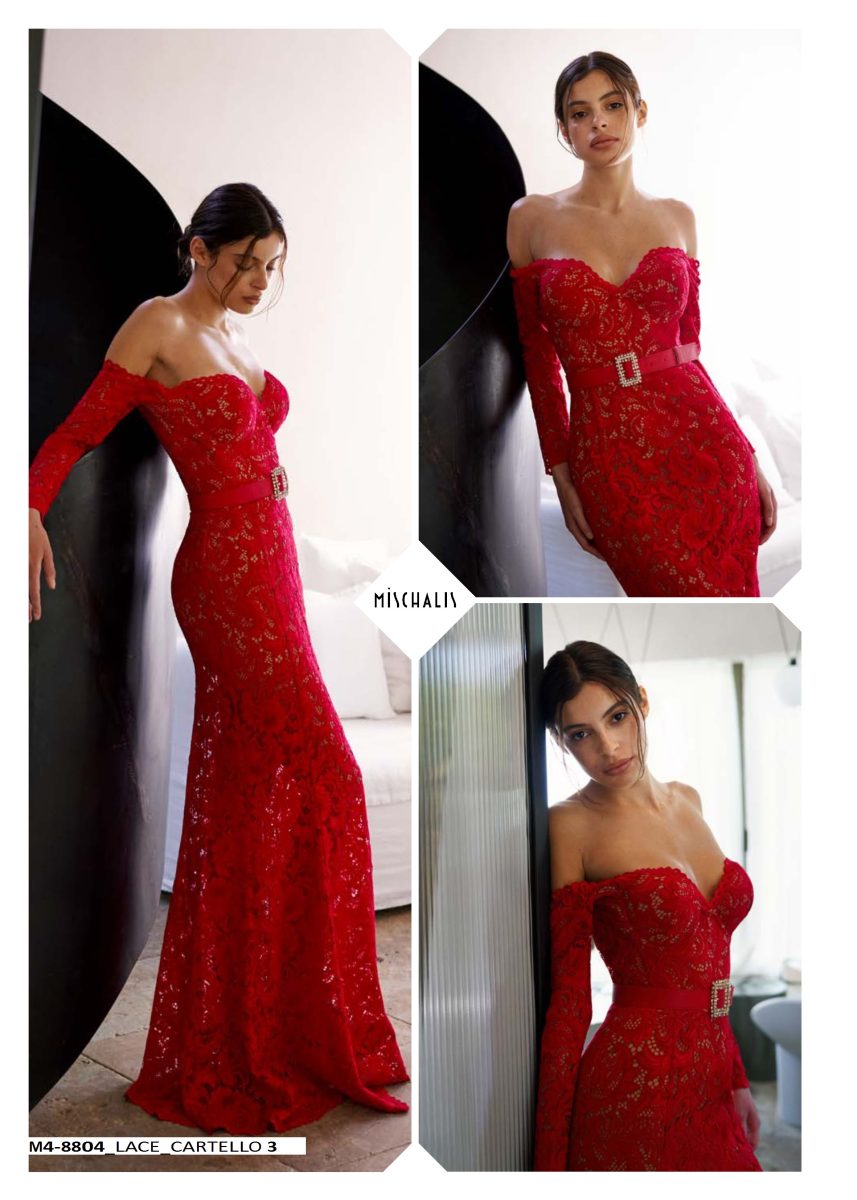 Detalles del vestido de encaje rojo de Mischalis con hombros descubiertos, cinturón de hebilla joya y cola que prolonga la falda.