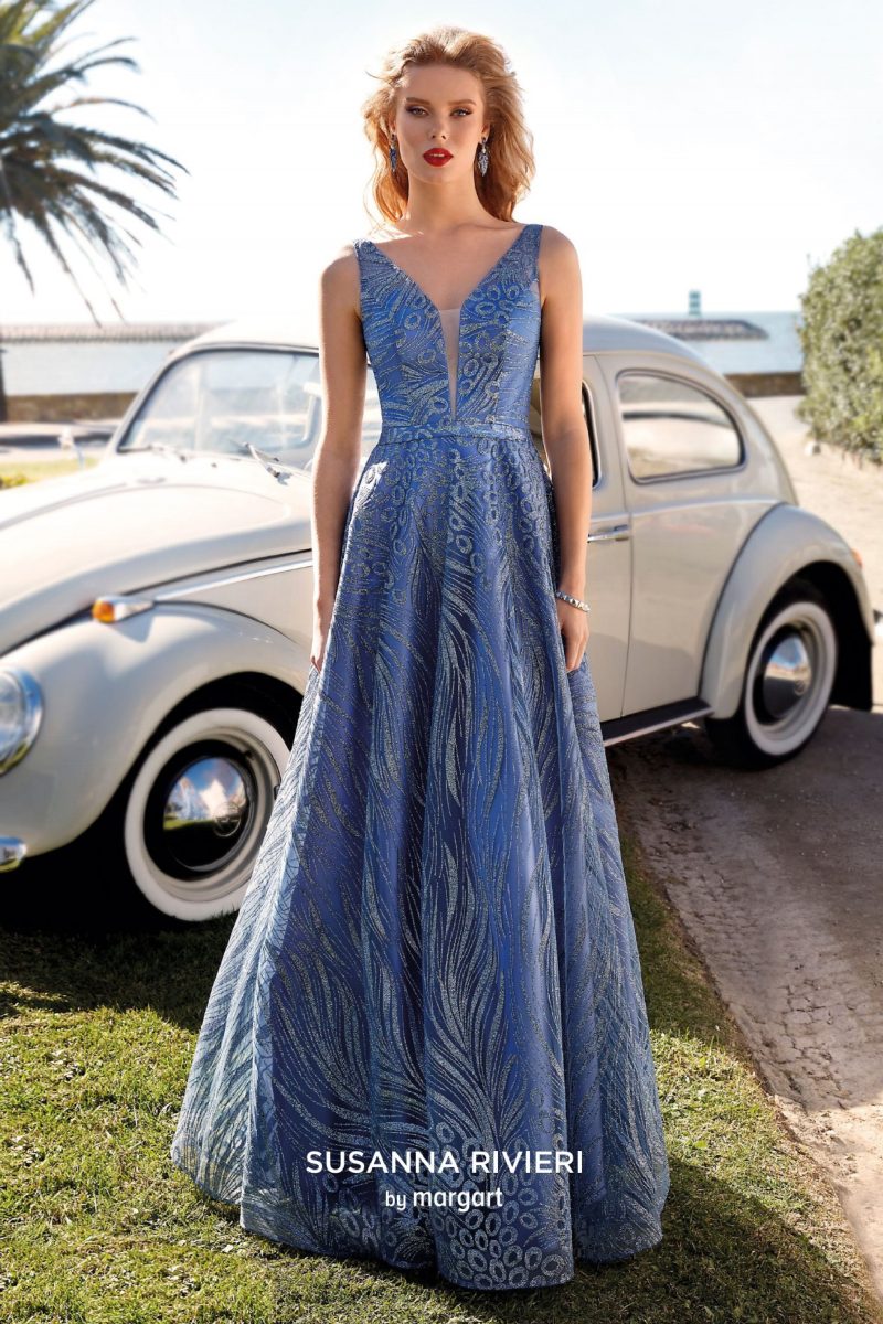 Vestido largo azul pizarra de Susanna Rivieri con bordado de plumas, escote de efecto ilusión y falda de línea A.