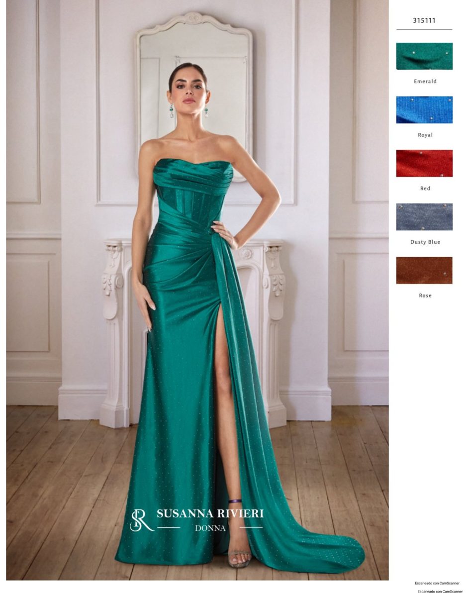 Vestido largo verde esmeralda de Susanna Rivieri con escote corazón, cuerpo drapeado, sobrefalda asimétrica y abertura lateral en la falda.