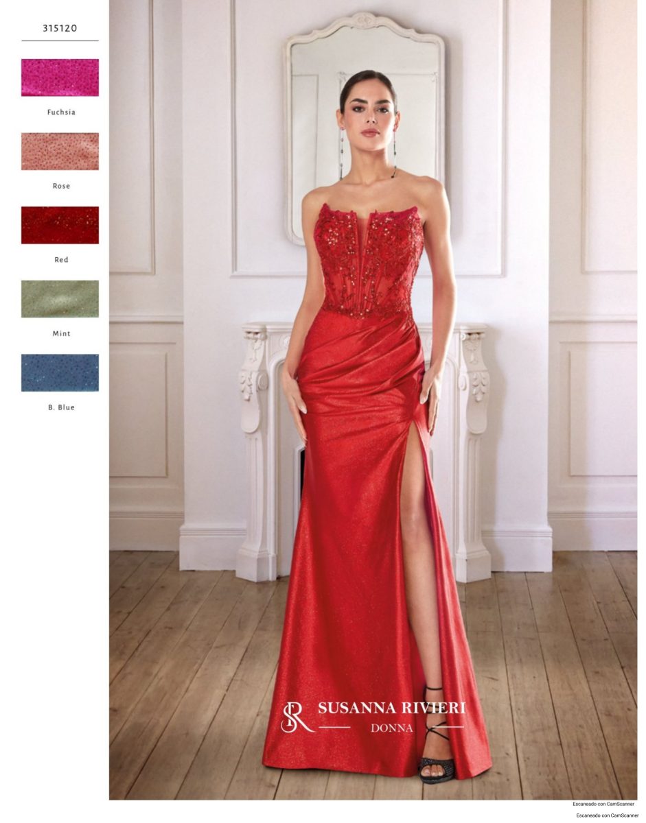 Vestido largo rojo de Susanna Rivieri con escote corazón sin tirantes, cuerpo de encaje floral y pedrería, y falda con abertura.