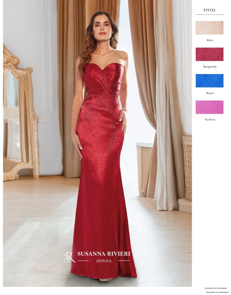 Vestido largo burdeos de Susanna Rivieri con escote corazón sin tirantes, acabado brillante y pedrería dispersa sobre una silueta sirena.