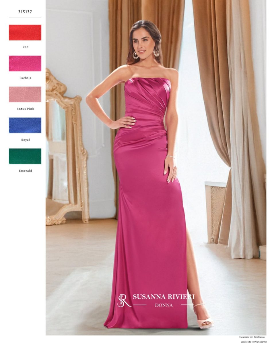 Vestido largo fucsia de Susanna Rivieri sin tirantes, con drapeado diagonal en el cuerpo, acabado satinado y falda columna con abertura.