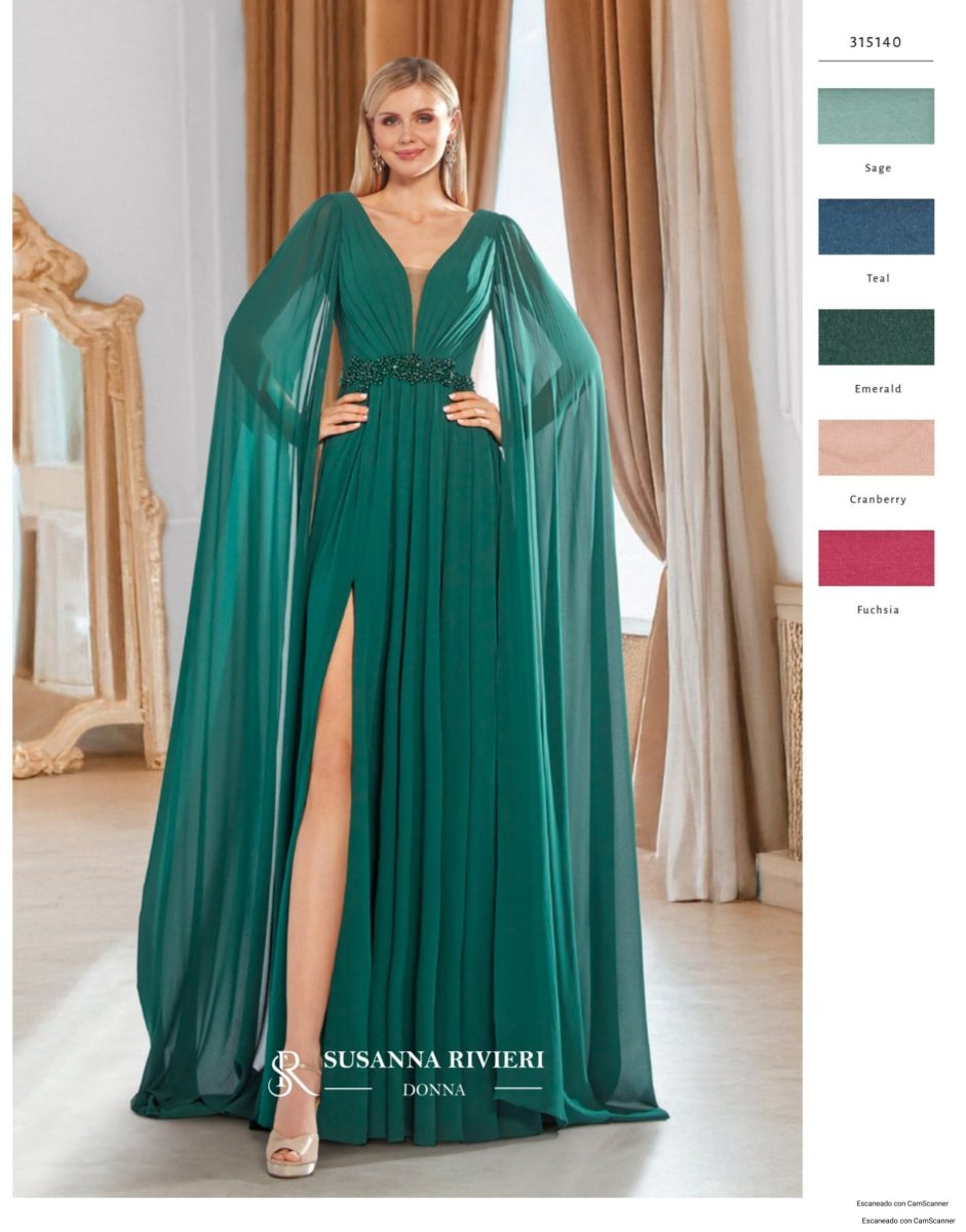 Vestido largo verde esmeralda de Susanna Rivieri con mangas capa, escote en V de efecto ilusión y cintura con pedrería.