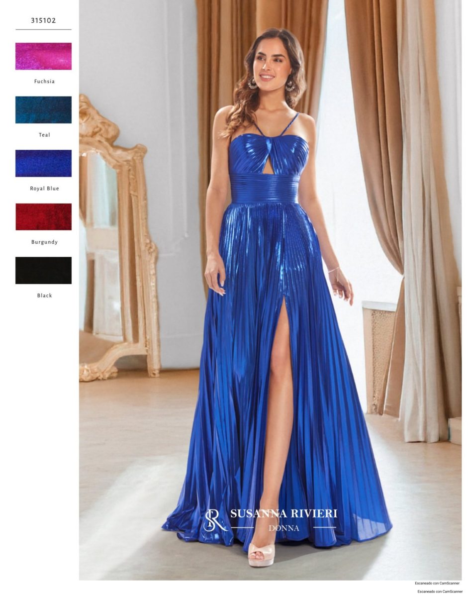 Vestido largo azul royal de Susanna Rivieri con plisado metalizado, tirantes cruzados, escote corazón con abertura central y falda amplia.