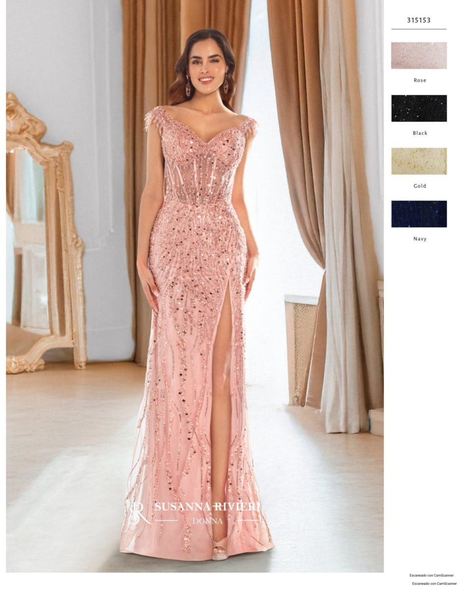 Vestido largo rosa empolvado de Susanna Rivieri con plumas en los hombros, escote en V, textura brillante y falda sirena con abertura.