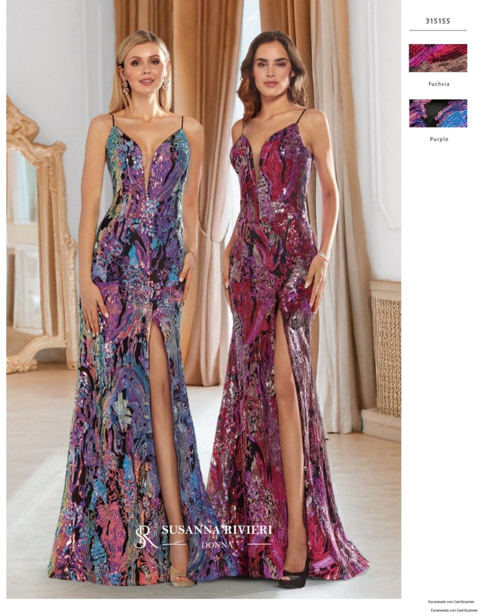 Diseño largo de Susanna Rivieri en fucsia y morado, con lentejuelas multicolor, tirantes finos, escote en V profundo y abertura lateral.