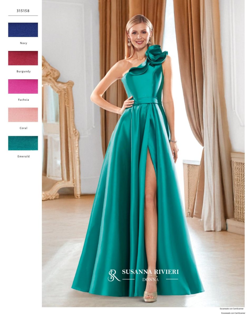 Vestido largo verde esmeralda de Susanna Rivieri con rosa en un hombro, cintura con cinturón y falda amplia con abertura lateral.