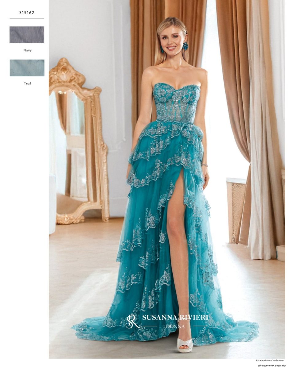 Vestido largo azul verdoso de Susanna Rivieri con escote corazón, bordado floral, falda de volantes y prolongación asimétrica en la cintura.