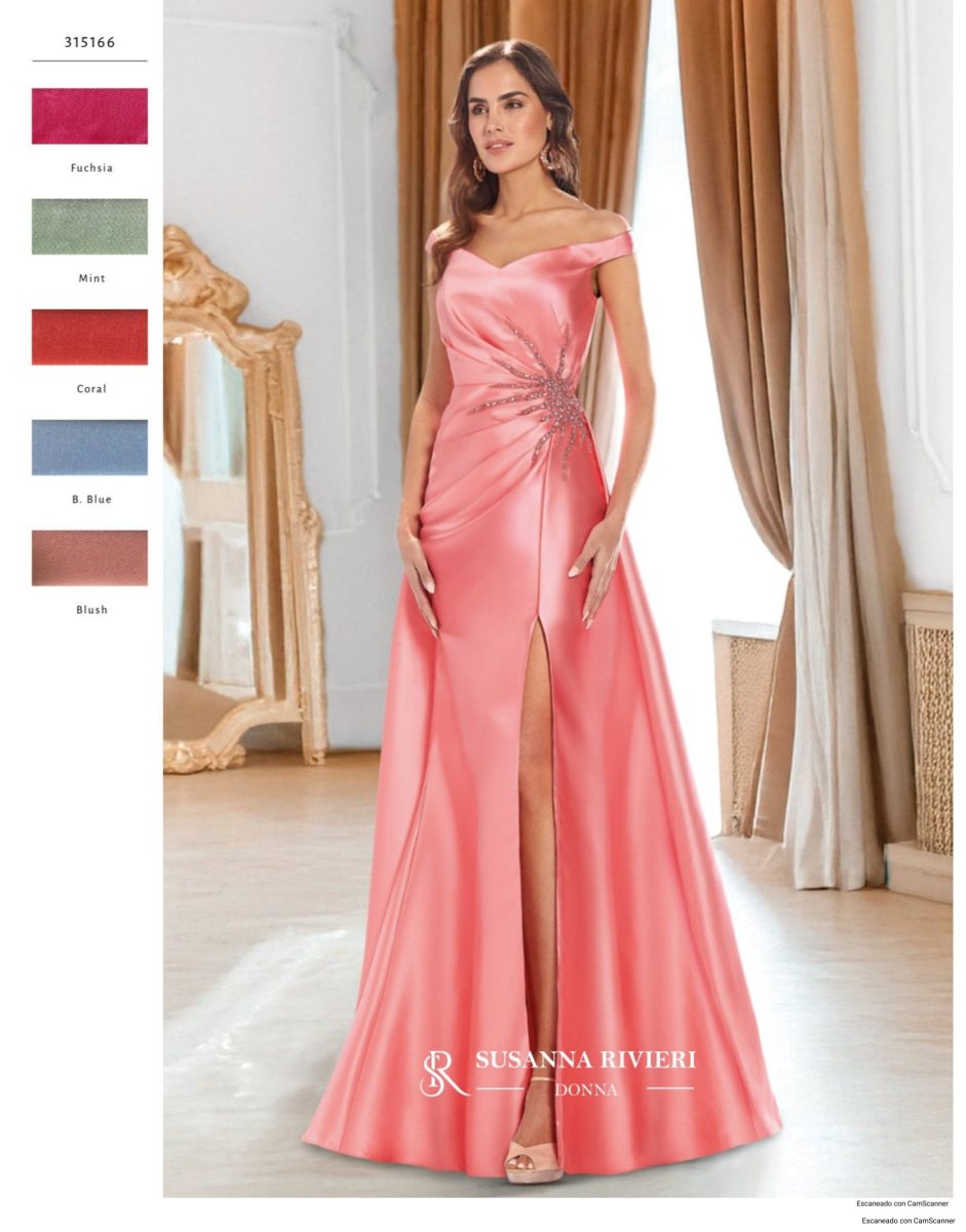 Vestido largo rosa coral de Susanna Rivieri con hombros descubiertos, escote corazón, aplicación en la cintura y falda drapeada con abertura.