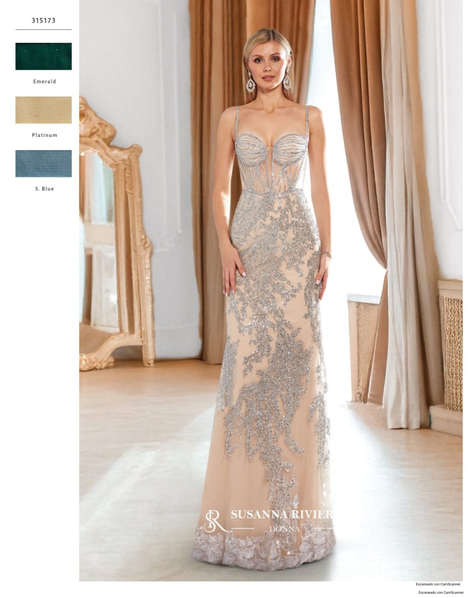 Vestido largo champán de Susanna Rivieri con bordado floral plateado, tirantes finos, escote corazón con abertura central y silueta sirena.