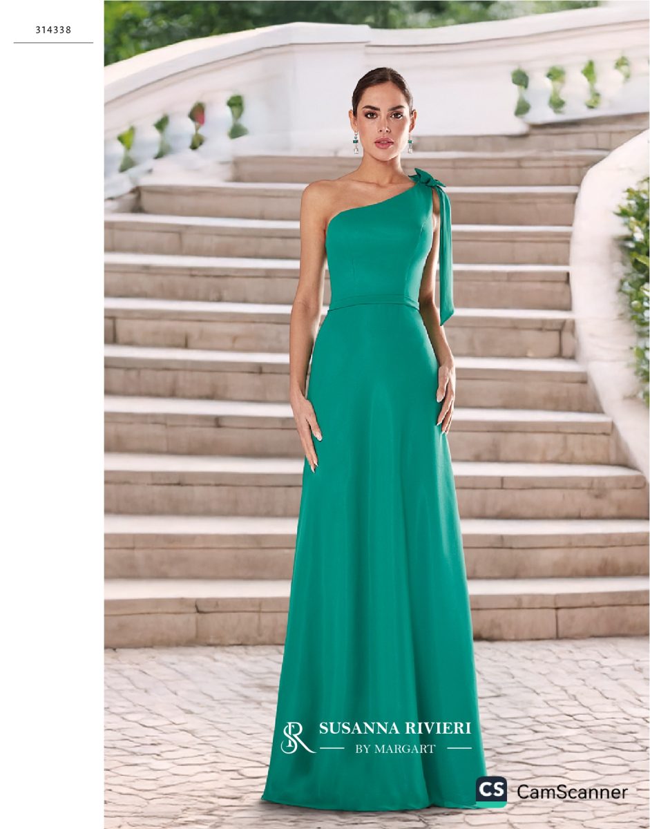 Vestido largo verde esmeralda de Susanna Rivieri con lazo en un hombro, cuerpo liso, cinturón y falda evasé de caída fluida.