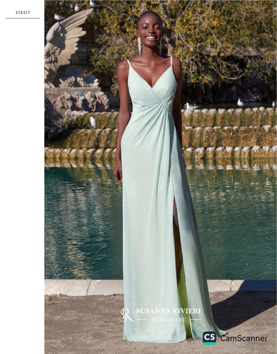 Vestido largo verde menta de Susanna Rivieri con tirantes finos cruzados, escote en V drapeado y falda recta con abertura lateral.