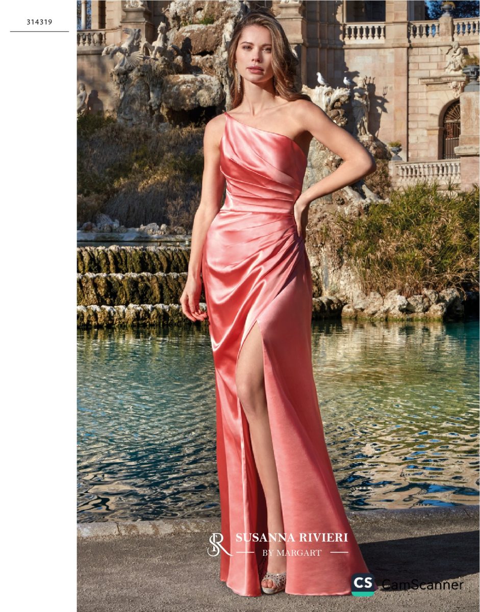 Vestido largo rosa coral de Susanna Rivieri con un hombro, drapeado diagonal satinado y falda recta con una abertura lateral.