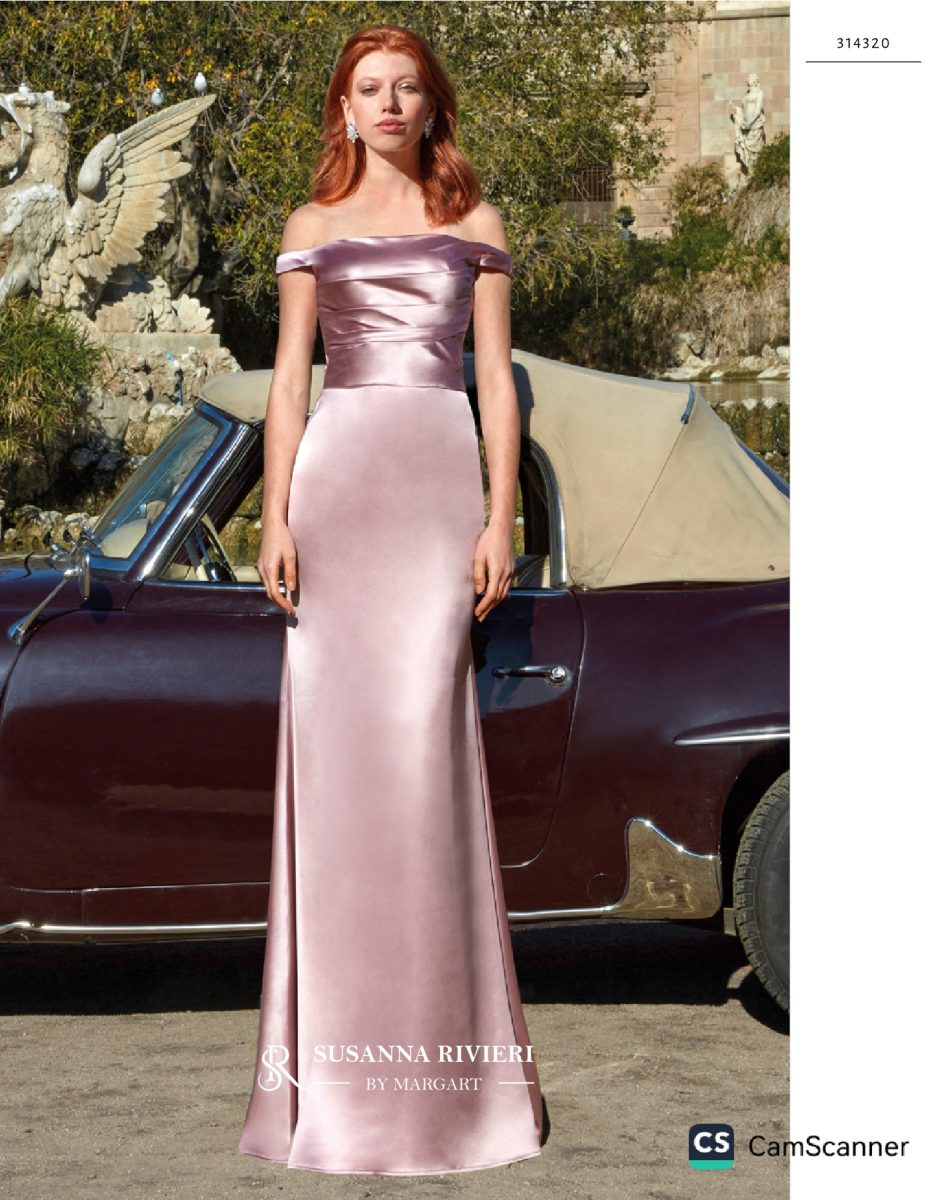 Vestido largo rosa empolvado de Susanna Rivieri con hombros descubiertos, escote barco drapeado, cintura con pliegues y falda columna satinada.