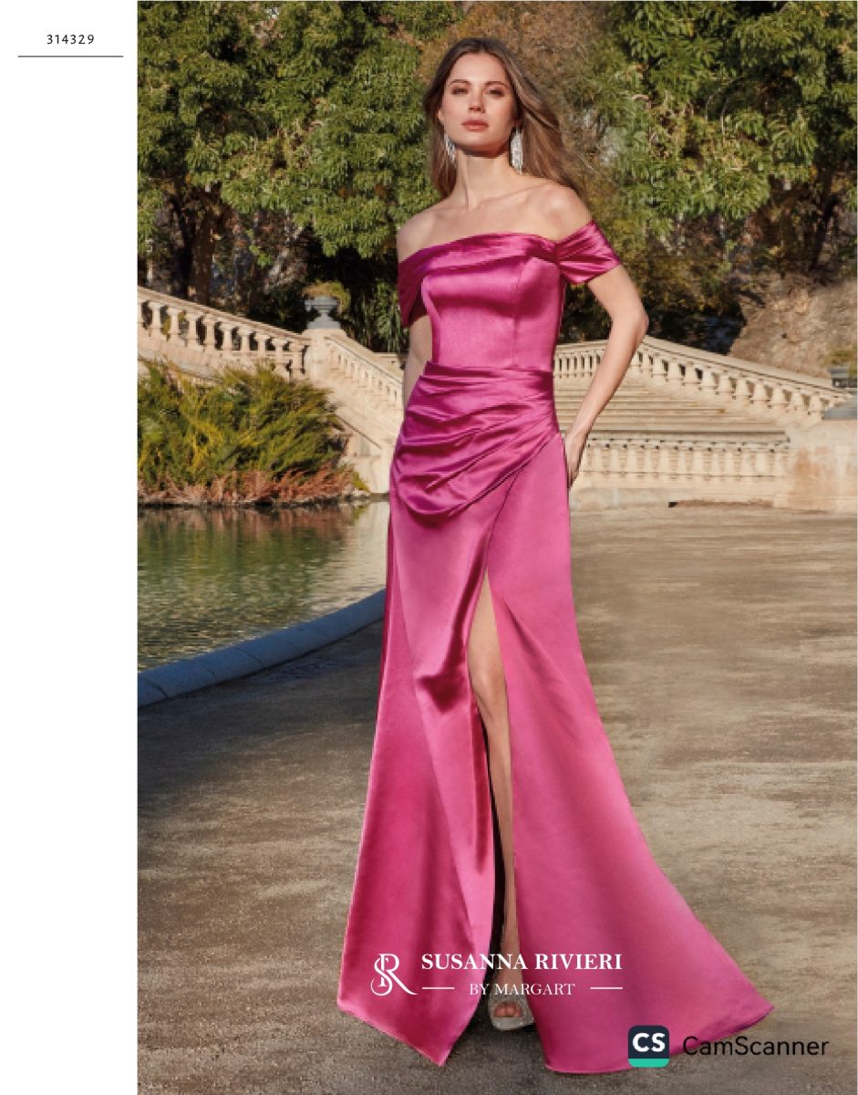 Vestido largo fucsia de Susanna Rivieri con hombros descubiertos, drapeado diagonal en la cintura y falda recta satinada con abertura lateral.