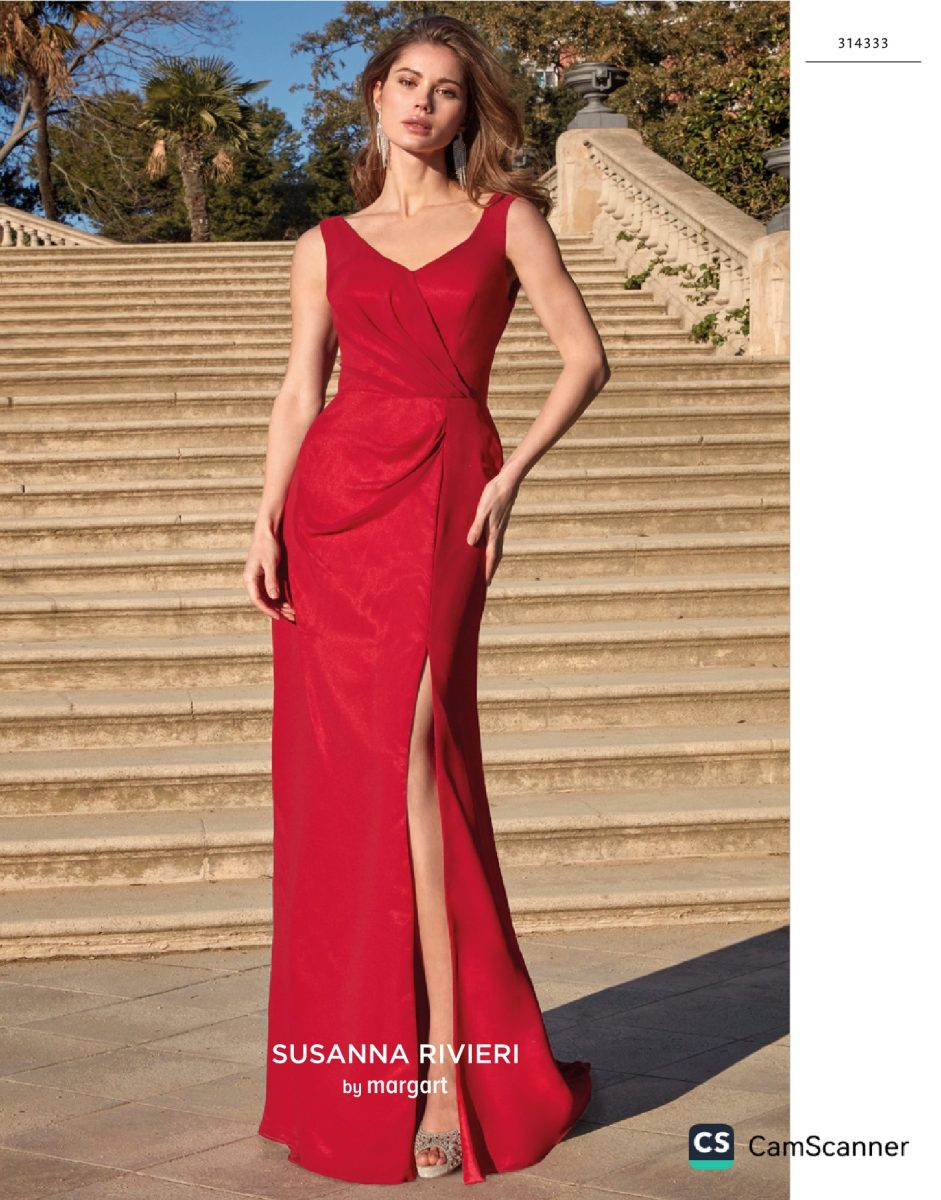 Vestido largo rojo de Susanna Rivieri con textura dibujada, escote en V, tirantes anchos y cuerpo de pliegues cruzados sobre falda recta.